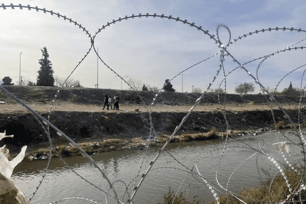 Autoridades de Texas habrían elevado cerco de púas en la frontera para evitar cruces de inmigrantes