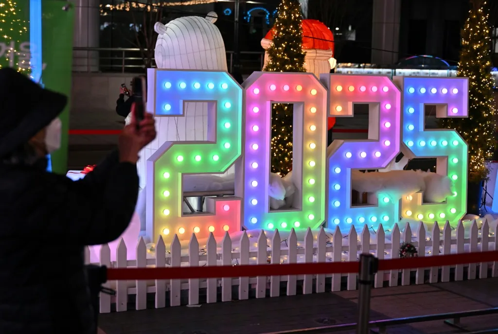 El mundo entra en 2025 con deseos de paz y a la espera de Trump