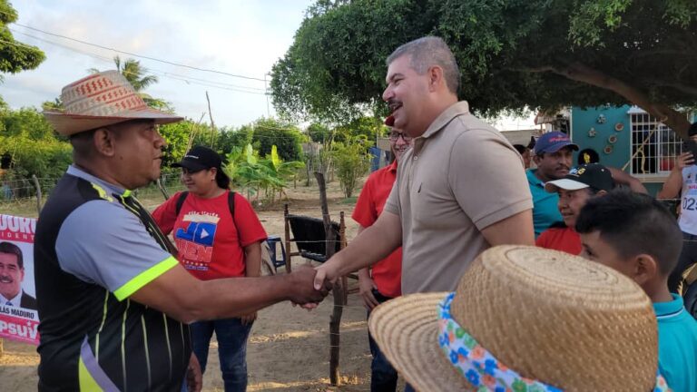 Gobierno Bolivariano inicia el 2025 instalando 16 transformadores en 14 comunidades de Mara