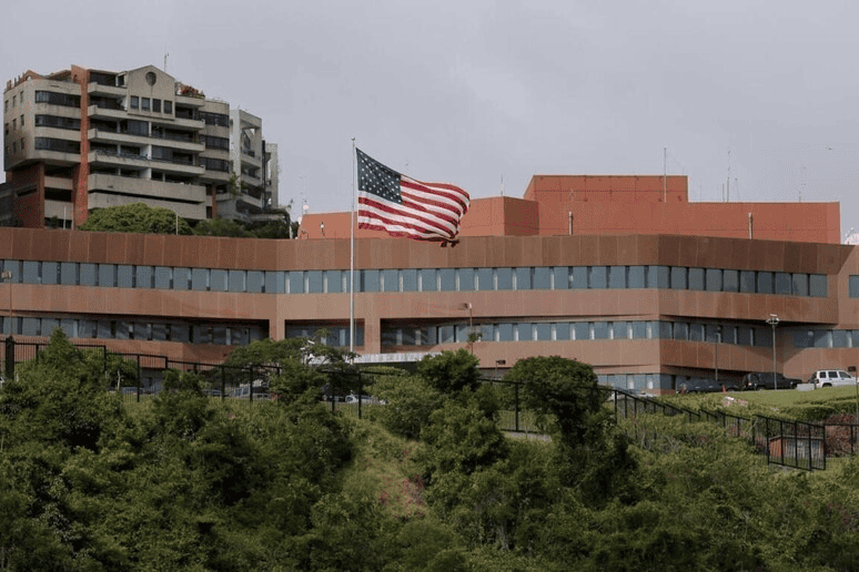 Ministros colombianos viajan a frontera con Venezuela para vigilar situación tras cierre