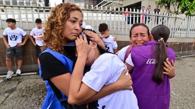La comunidad vela y entierra a los cuatro niños desaparecidos y asesinados en Ecuador