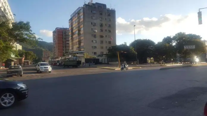 Denunció a su vecina por tildarla de chismosa