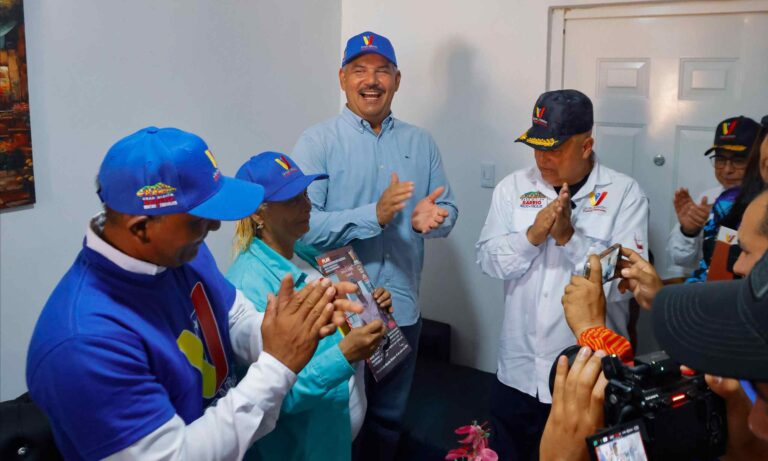 Ministro de Vivienda y Gobernador del Zulia entregan 64 apartamentos y 580 títulos de propiedad
