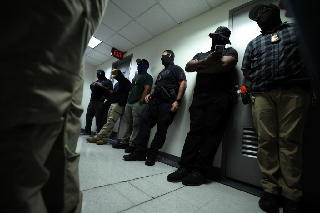 Agentes enmascarados en los pasillos el miedo se apodera de la comunidad migrante en EEUU