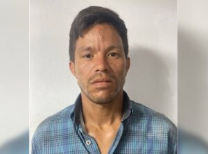 Detienen a hombre tras propinarle una golpiza