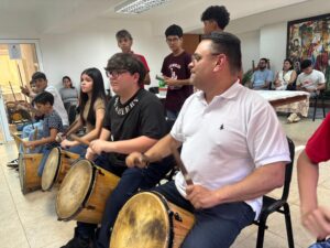 Ricardo Aguirre inicia su recorrido por las 74 escuelas de Gaita