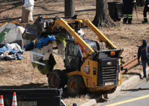 Trump exhorta a las personas sin hogar a irse lejos de Washington