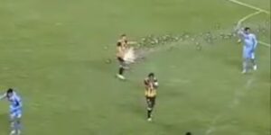 le tiraron con pirotecnia a los jugadores desde la tribuna, lesionaron a un futbolista y detuvieron a 3 personas