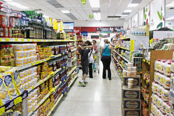 ANSA Los venezolanos van a comprar a los supermercados hasta 3 veces por semana