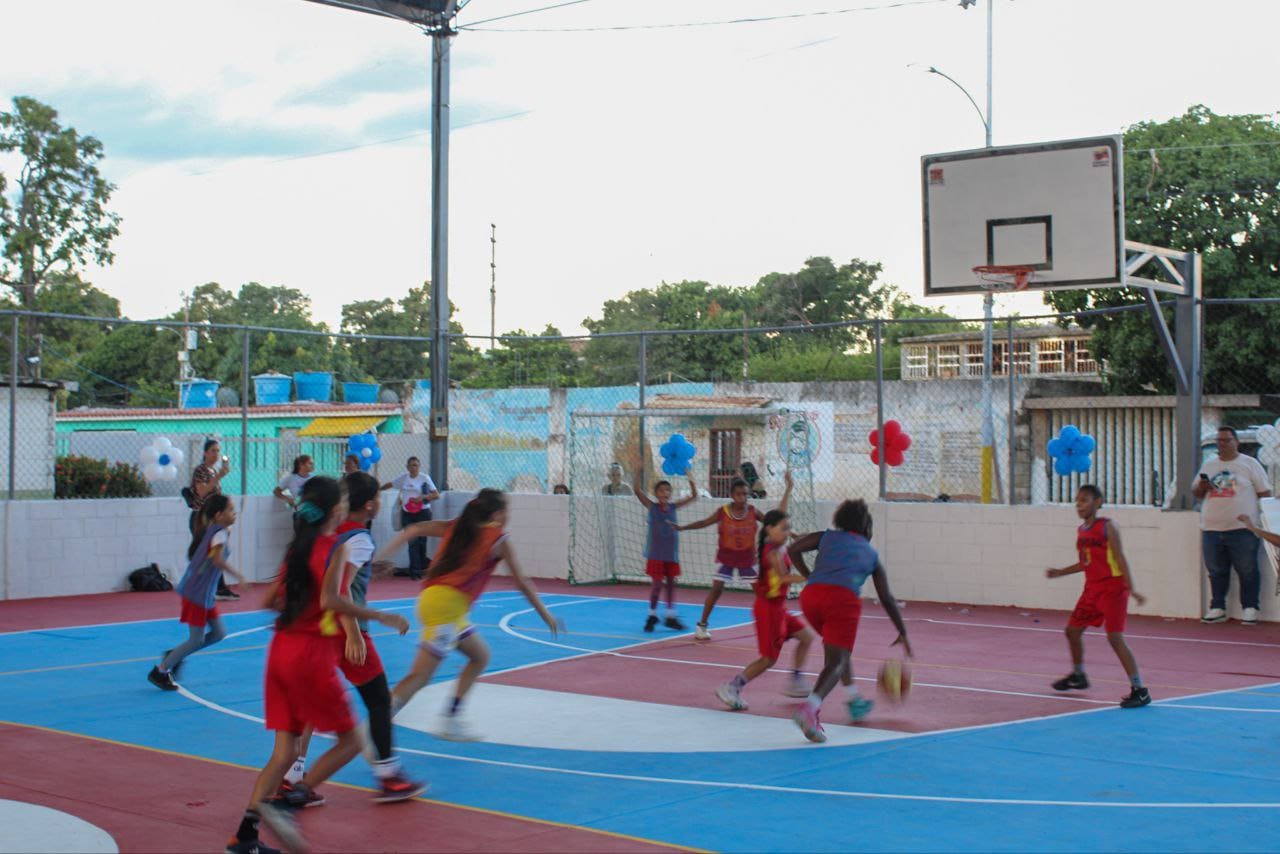 Gobierno nacional y Alcaldía de Maracaibo restauraron con las comunas cancha tapiada de basura en Santa Clara II