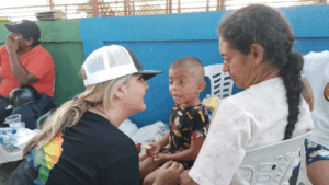 Primera dama del Zulia atienda a personas afectadas tras la explosión en la fábrica de fuegos artificiales