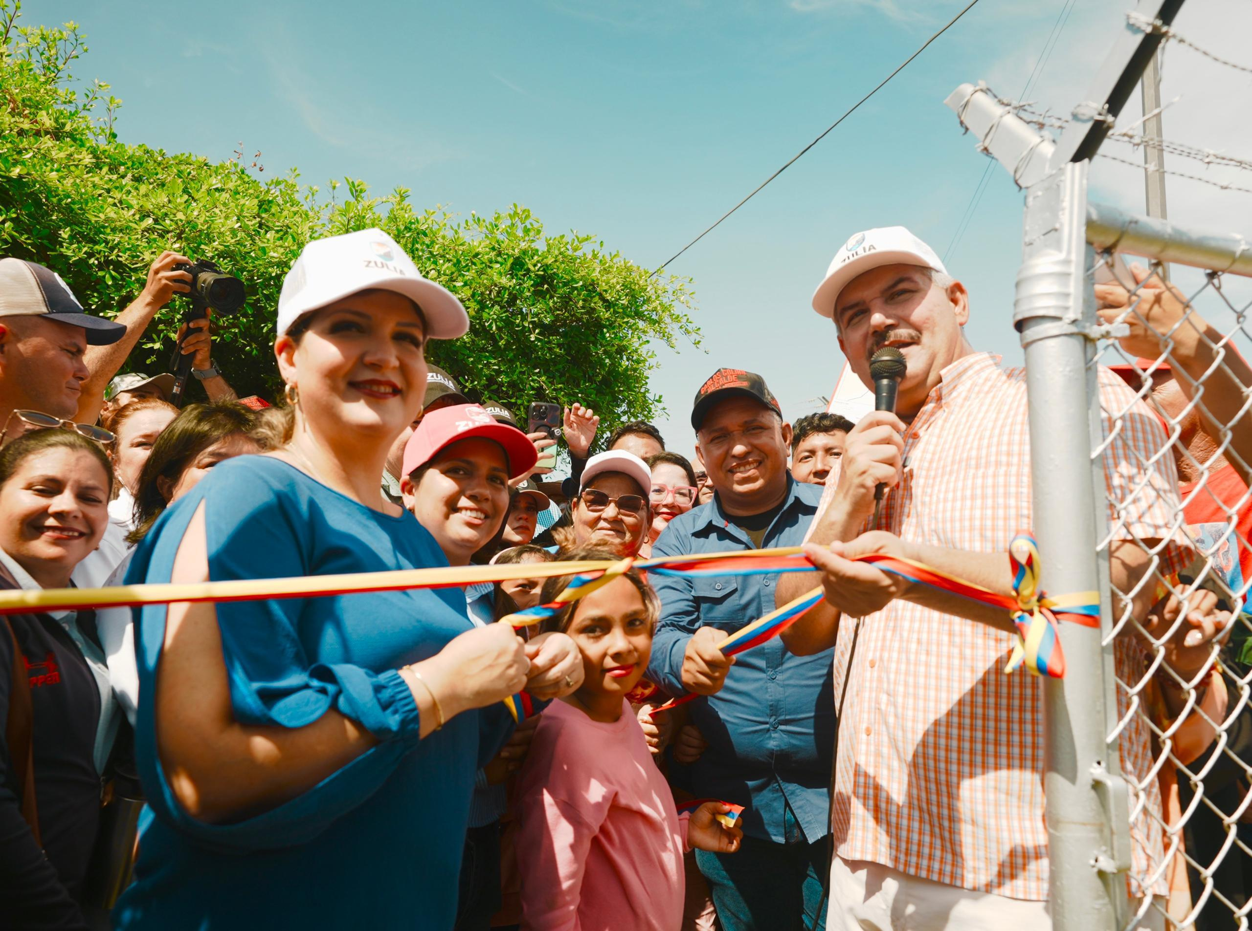 Gobernador entrega obras de salud y educación e inicia plan de vialidad en el municipio Lossada