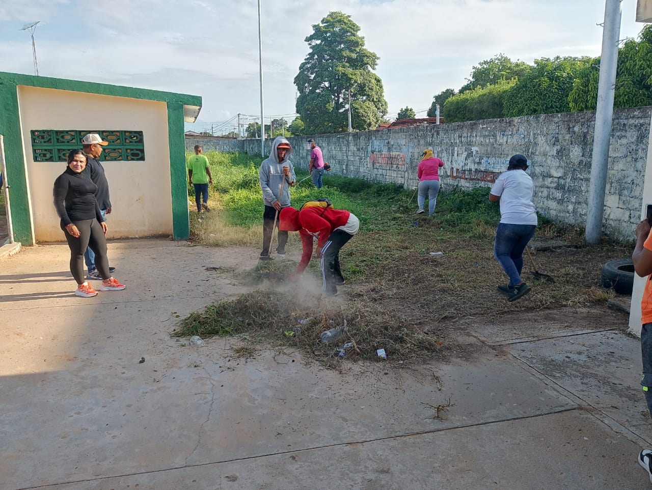 Inicia Plan de Limpieza del Polideportivo Mario Romero en Machiques