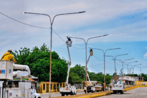 Gobernación Bolivariana del Zulia Ilumina 85 kilómetros de la avenida Intercomunal de la COL