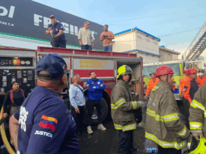 400 funcionarios actuaron para controlar incendio en Mercado Las Playitas