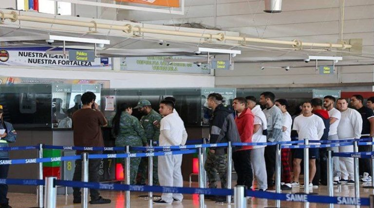 Retornan 185 migrantes venezolanos procedentes de EEUU