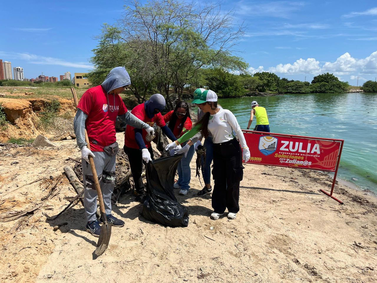 Gobernación del Zulia celebra Día Mundial de las Playas con jornada de saneamiento en las costas del Lago
