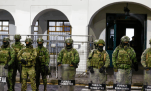 Ecuador: un guardia y 13 presos asesinados durante motín carcelario en el sur del país