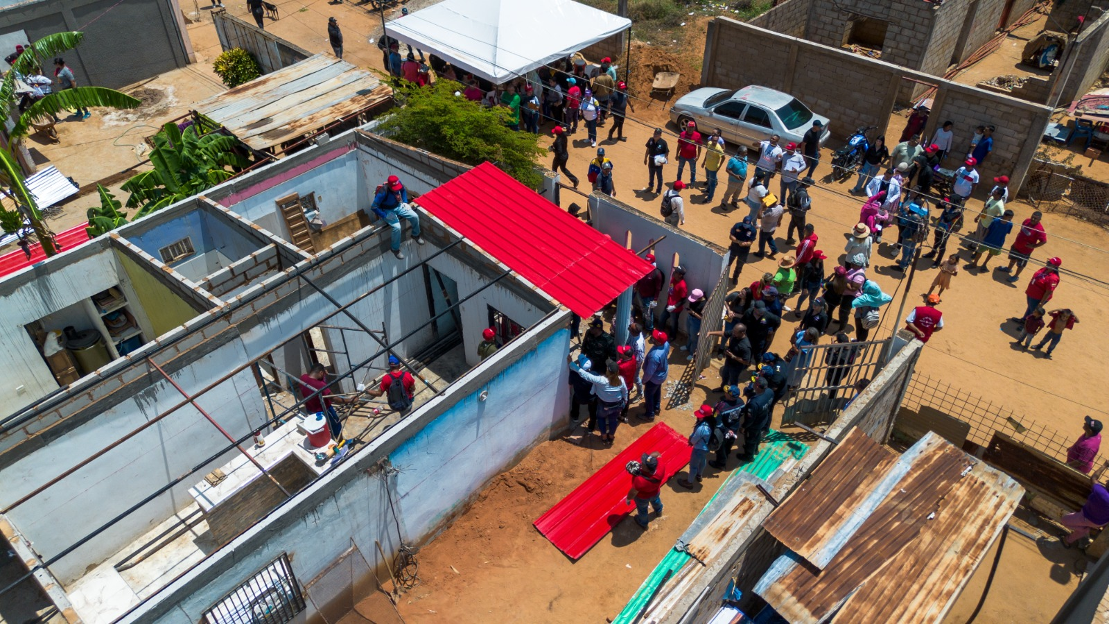 Alcalde Héctor Soto entregó materiales de construcción a afectados por la explosión de la fábrica de fuegos artificiales Gallo Verde