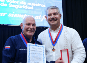 Condecorados Gobernador Luis Caldera y alcalde Di Martino con la Cruz del Bombero Nacional