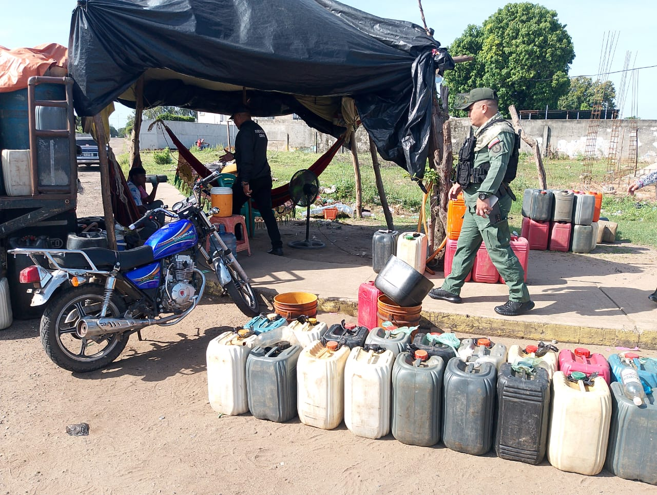 GNB Incauta 200 Litros de Gasolina Destinados a la Venta Ilegal en Machiques