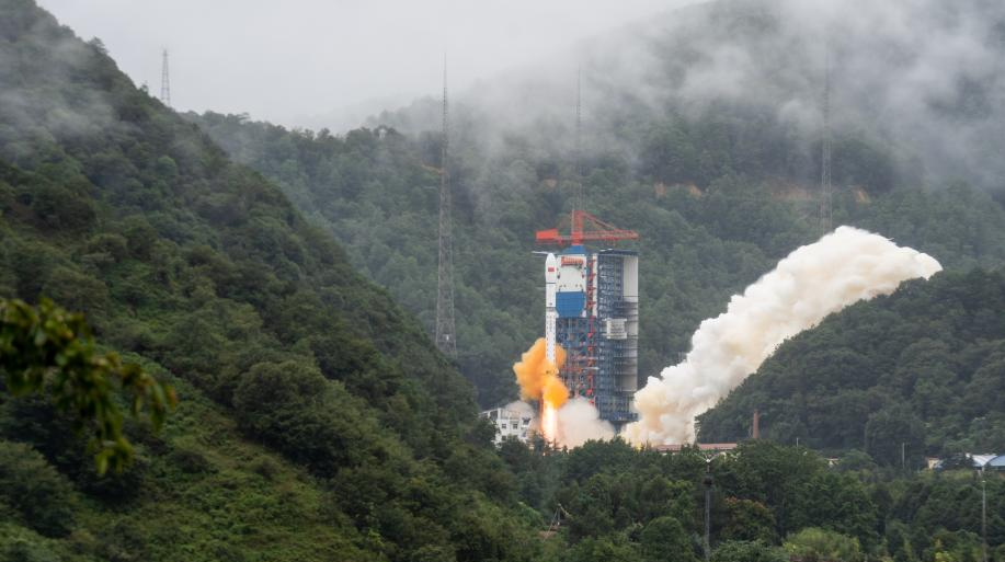 China lanza con éxito dos nuevos satélites de prueba