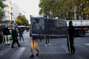 Tensión en Francia: bloqueos, barricadas y enfrentamientos en el arranque de las protestas contra el ajuste económico
