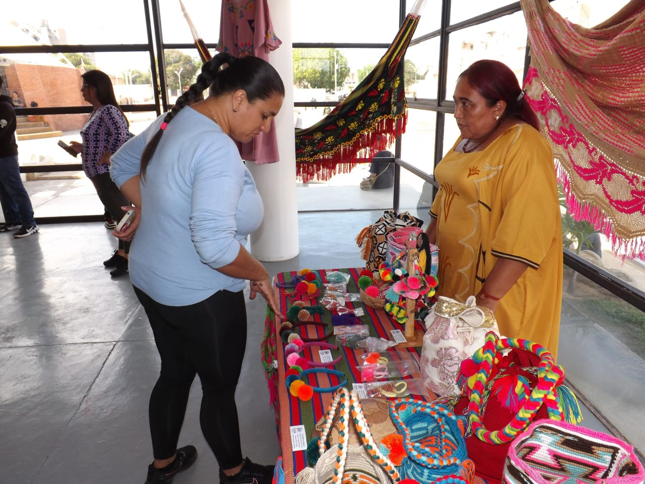 Artistas de San Francisco inauguran la exposición "Arte en Resistencia" en honor a los Pueblos Originarios