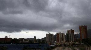 Onda tropical 42 genera lluvias y descargas eléctricas en gran parte del país