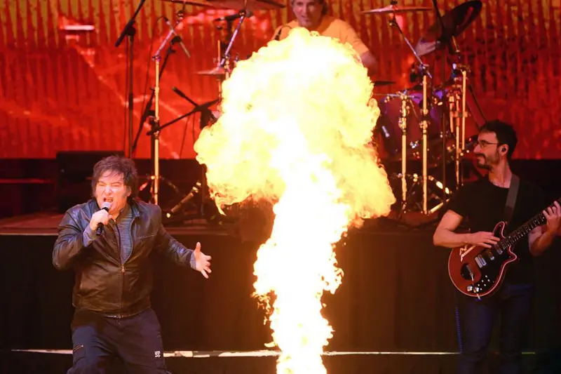 El insólito concierto con el que Milei buscó "recuperar la mística" en medio de los escándalos de corrupción y la crisis económica en Argentina