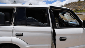 Detenidas cinco personas tras ataque a la caravana de Noboa, mientras aumentan protestas antigubernamentales