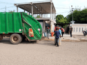 La Dirección de Servicios Públicos de la Alcaldía Bolivariana de Machiques está activa en la  recolección de desechos sólidos en el sector El Triángulo