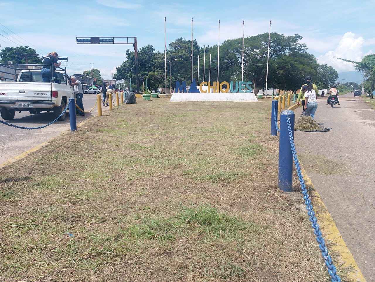 Dirección de Servicios Públicos activa cuadrilla de limpieza en la Plaza Las Banderas