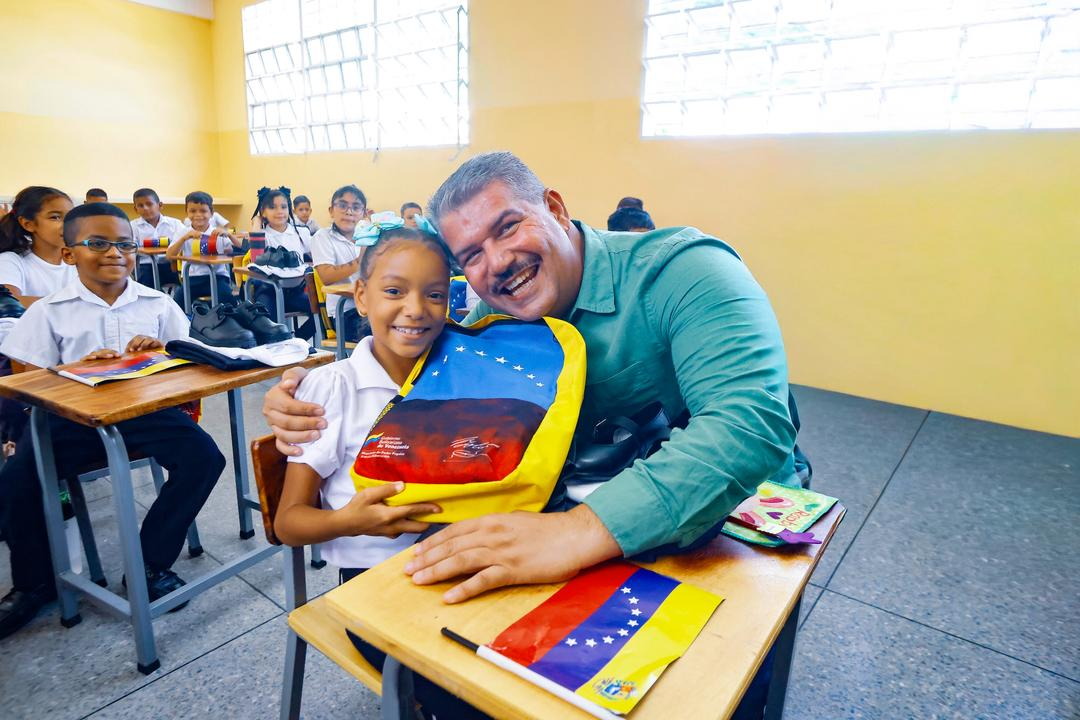 550 escolares estrenan espacios rehabilitados y dotados de la UEE Amanda de Jesús Bravo