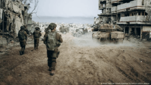 El Ejército de Israel inició la retirada de sus tropas hacia las líneas de despliegue acordadas en Gaza