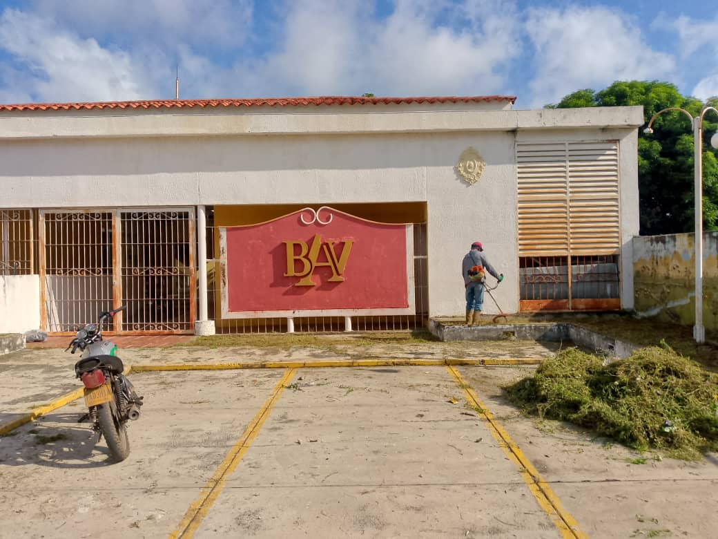 Servicios Públicos de la Alcaldía Bolivariana de Machiques de Perijá activa cuadrilla de limpieza en áreas externas del Banco Agrícola