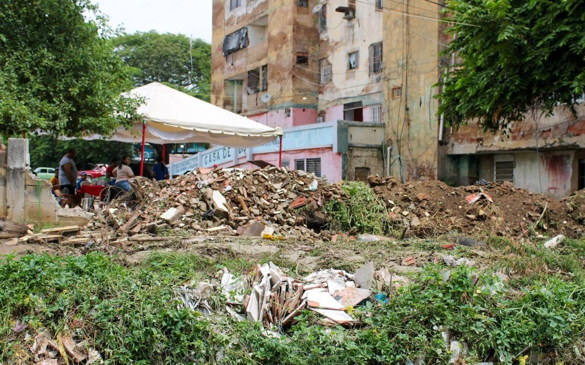 Alcaldía de Maracaibo despejó calle obstruida y colector colapsado en el barrio Andrés Eloy Blanco