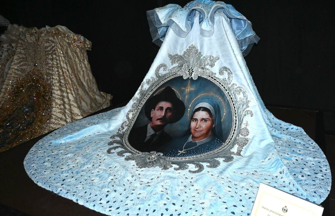 Develan los mantos que lucirá Nuestra Señora de Chiquinquirá en sus Fiestas Patronales