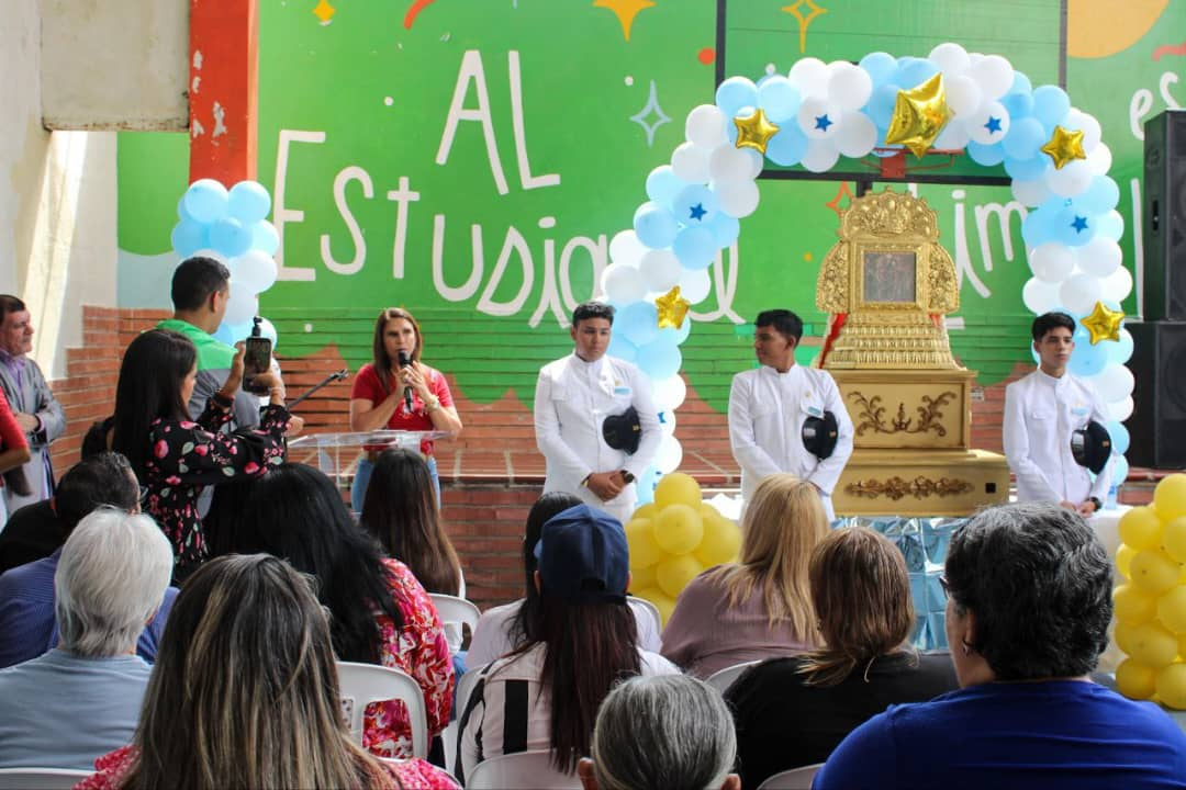 La Chinita bendijo a los niños y niñas de la Fundación Niños del Sol