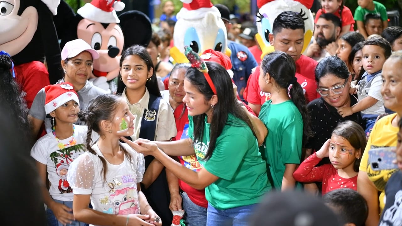 La Alcaldesa Bolivariana Misledys Ortigoza encendió la Navidad 2025 en el municipio Colón