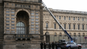Anatomía de un golpe relámpago: cómo robaron joyas invaluables del Louvre de París en apenas siete minutos