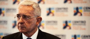 Revocan condena contra Uribe por soborno y fraude procesal