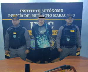 Detenido por posesión de arma de fuego y requerimientos judiciales