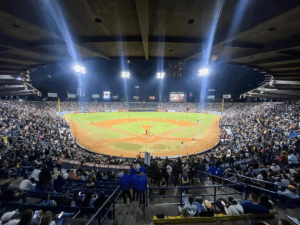 El estadio universitario de Caracas recibe a las Águilas en su primer juego de visitantes