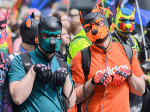 Personas que se identifican como perros participan de la «Puppy Walk»