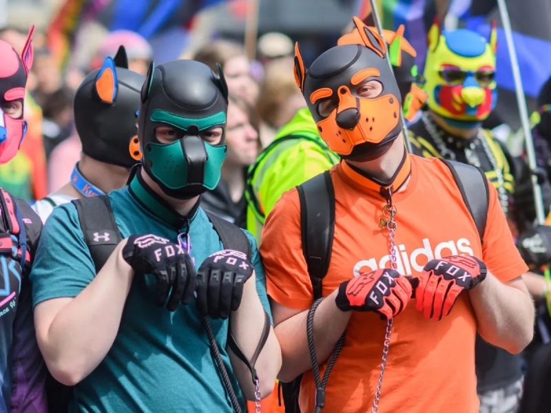 Personas que se identifican como perros participan de la «Puppy Walk»