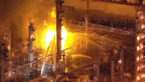 Una explosión desató un incendio masivo en la mayor refinería de El Segundo en California