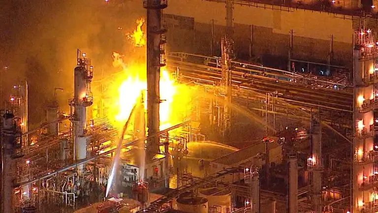 Una explosión desató un incendio masivo en la mayor refinería de El Segundo en California