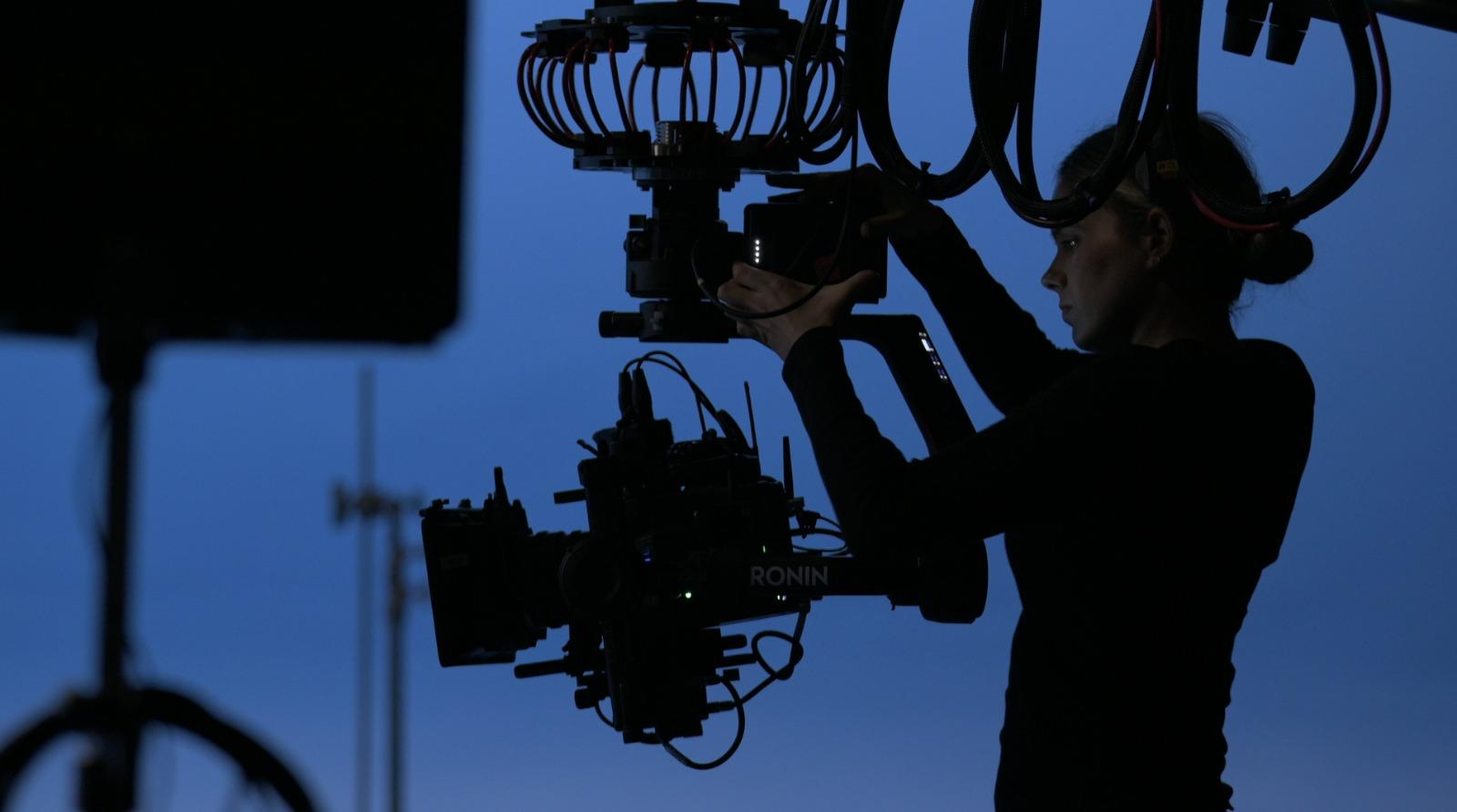 De hacer podcast caseros a grabar con Messi y Travolta: una zuliana se abre paso entre los grandes de Hollywood