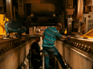 Ingenieros y personal calificado realizan labores de mantenimiento al tren número 5 del Metro de Maracaibo